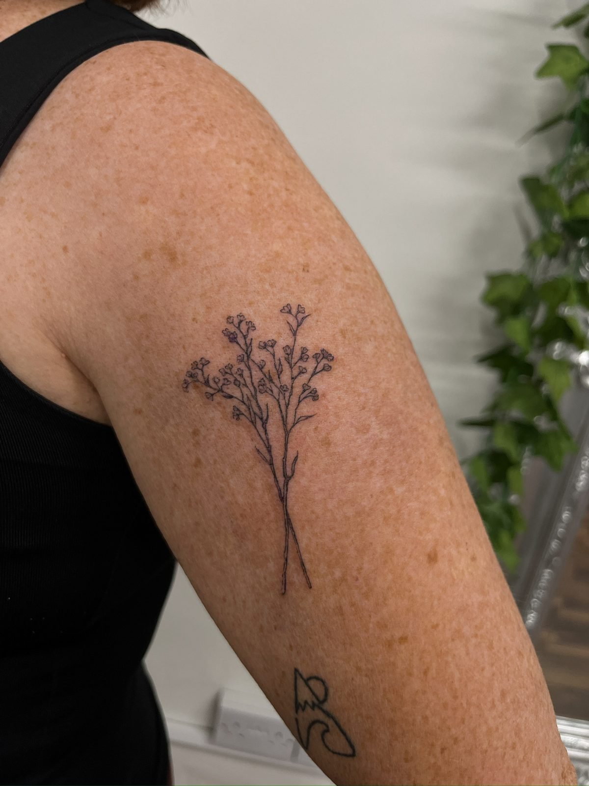 Tatuaje fine line floral pequeño