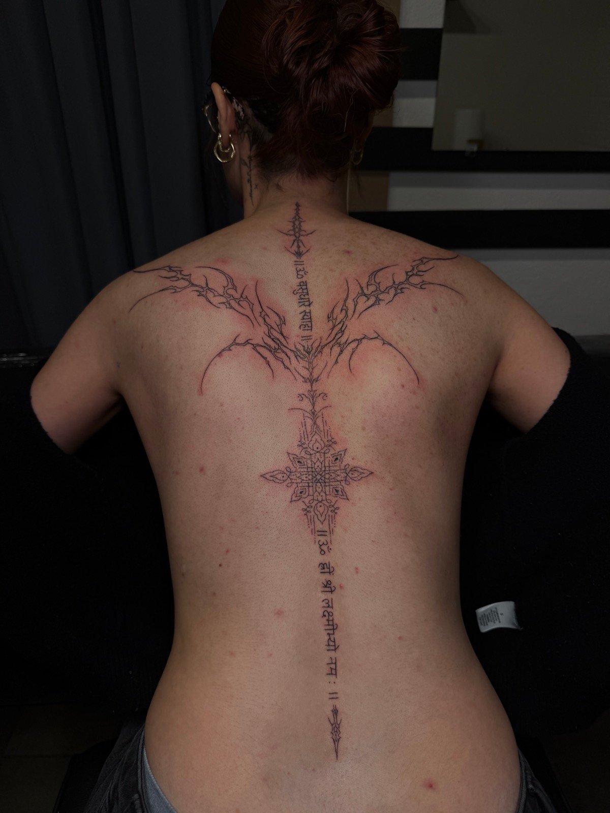 Tatuaje cybersigilism en espalda, blackwork